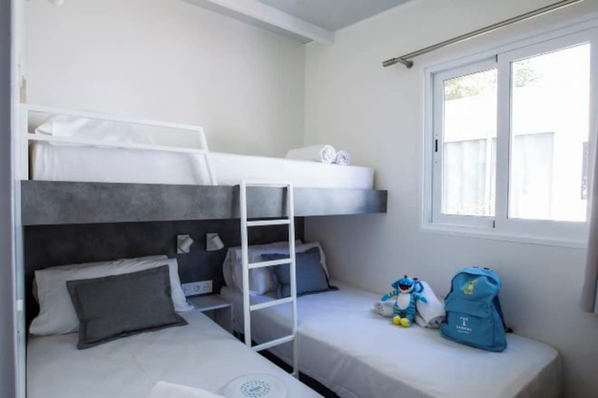 WiFi (free), bed sheets