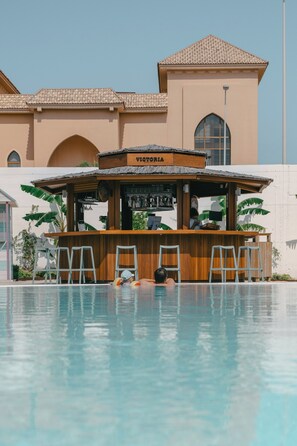 Bar au bord de la piscine