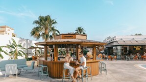 Un pabellón de madera con un letrero que dice "Victoria" y una zona de bar.