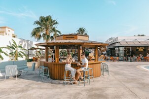 Bar junto a la piscina