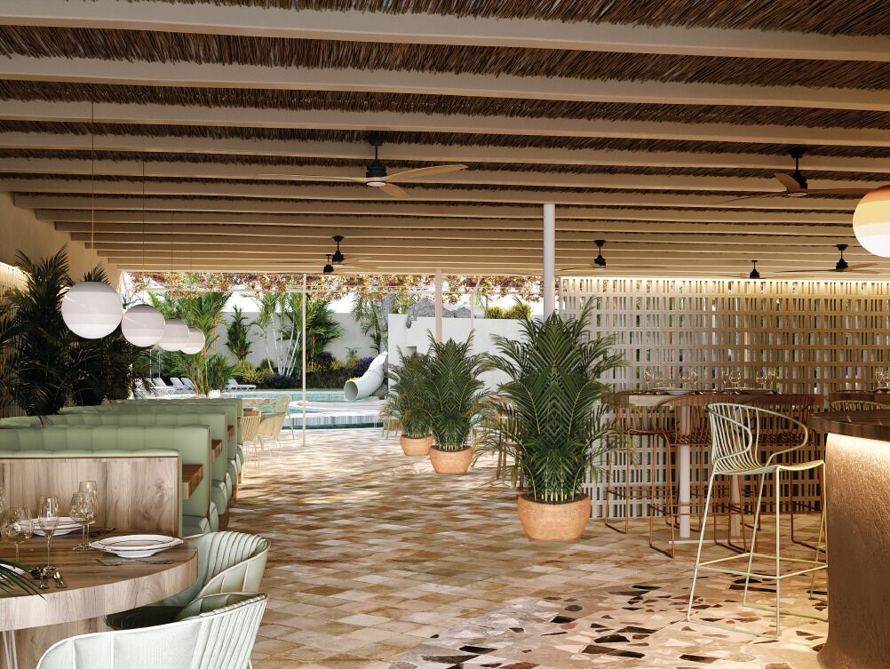 Un área de comedor al aire libre con suelo a cuadros, mesas redondas y sillas. Hay plantas en macetas y una piscina al fondo.