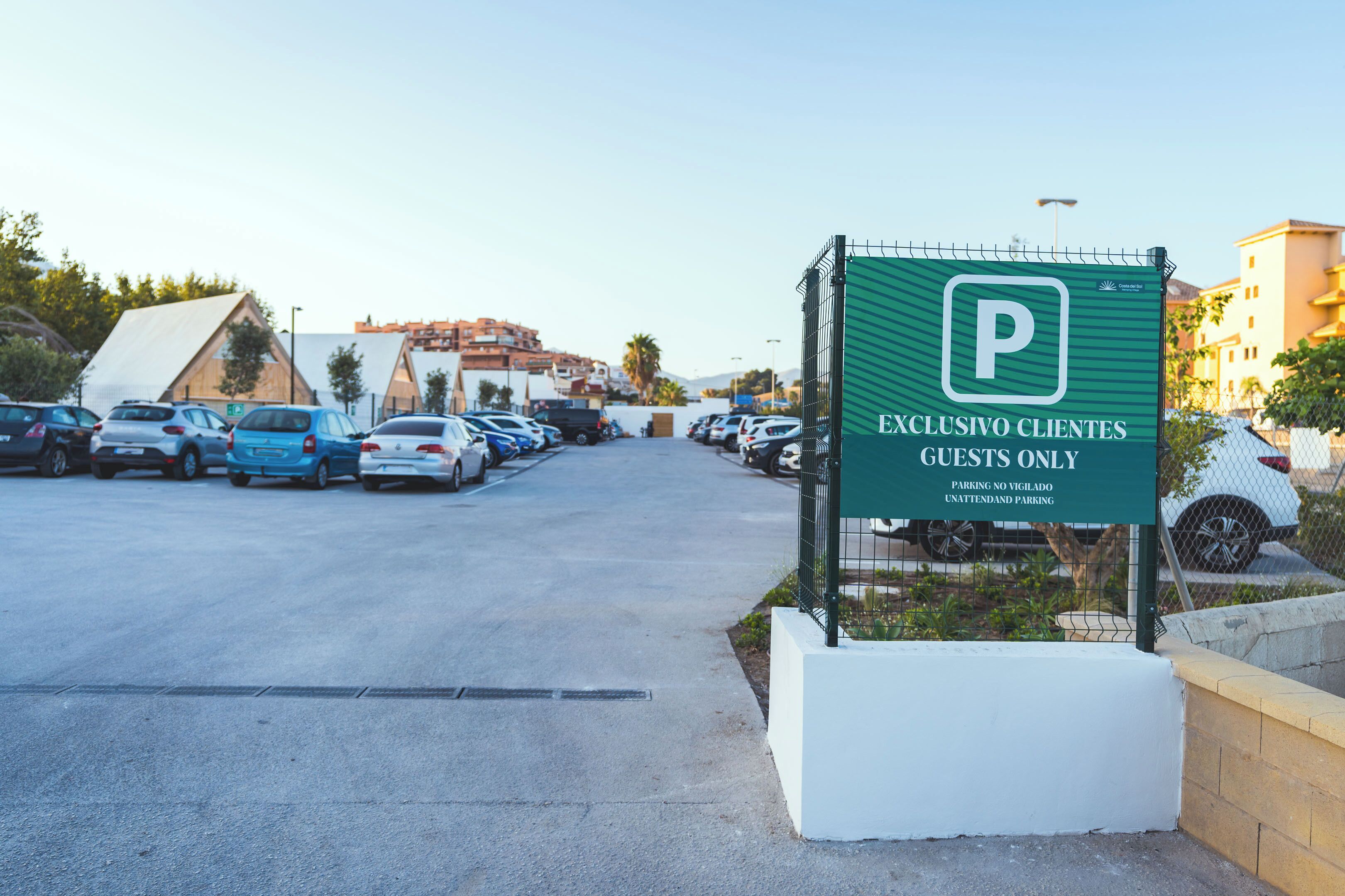 Un panneau de signalisation indiquant un espace de stationnement réservé aux « CLIENTS ET À LEURS INVITÉS » et portant le symbole « P ».