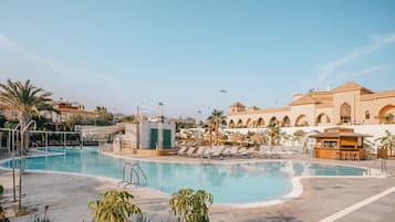 3 AuĂenpools, Sonnenschirme, LiegestĂŒhle
