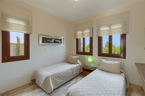 2 chambres, fer et planche à repasser, lit de bébé portatif