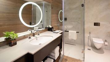Superior-værelse - 1 kingsize-seng - ikke-ryger | Badeværelse | Bruser, gratis toiletartikler, hårtørrer, hjemmesko
