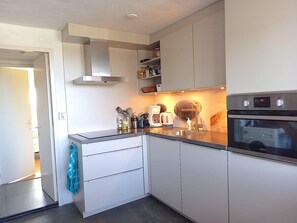 Fridge, microwave, stovetop, dishwasher