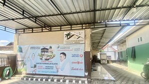 Ein überdachter Außenbereich mit einem Banner, das Samira Travel und Turkish Airlines bewirbt.