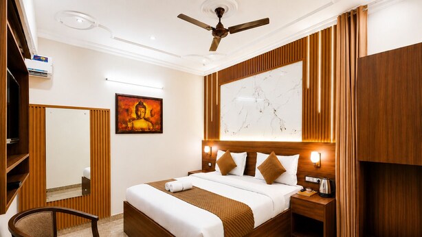 Ein Hotelzimmer mit Bett, Nachttisch, Sessel und einem großen Wandbild.