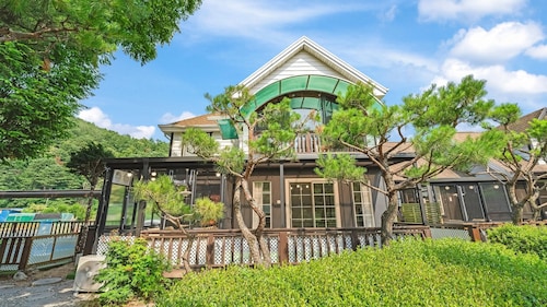 Gapyeong Dangdangi Pet Pension Green