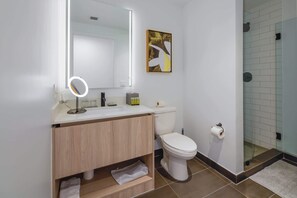 Suihku, hiustenkuivaaja, pyyhkeet