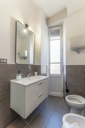 Shower, bidet - Palumbo Apartment - Int.18 (Roma)