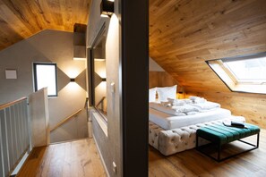 2 chambres, bureau, fer et planche à repasser, lit de bébé portatif