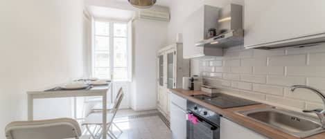 Frigorífic, forn, placa de cuina i cafetera i tetera