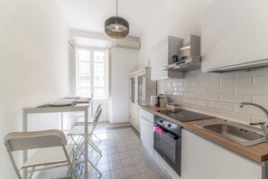 Kühlschrank, Ofen, Herdplatte, Wasserkocher mit Kaffee-/Teezubehör