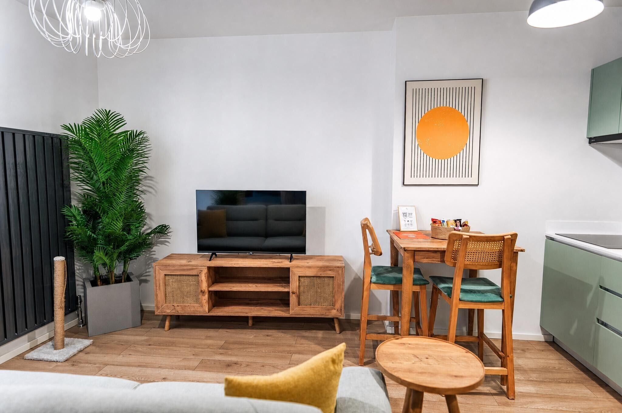 Chambre Premium | Coin séjour | TV connectée de 55 pouces avec chaînes numériques, Netflix
