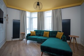 Panoramic Suite | Living area | 55-inch Smart TV with digital channels, Netflix, streaming services - Bird Nest Suite (Istanbul)