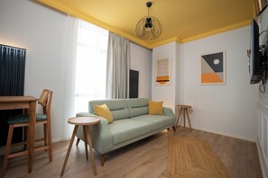 1 bedroom, Egyptian cotton sheets, premium bedding, memory-foam beds - Bird Nest Suite (Istanbul)