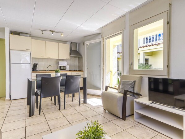 Four à micro-ondes, grille-pain, chaise haute, table de salle à manger