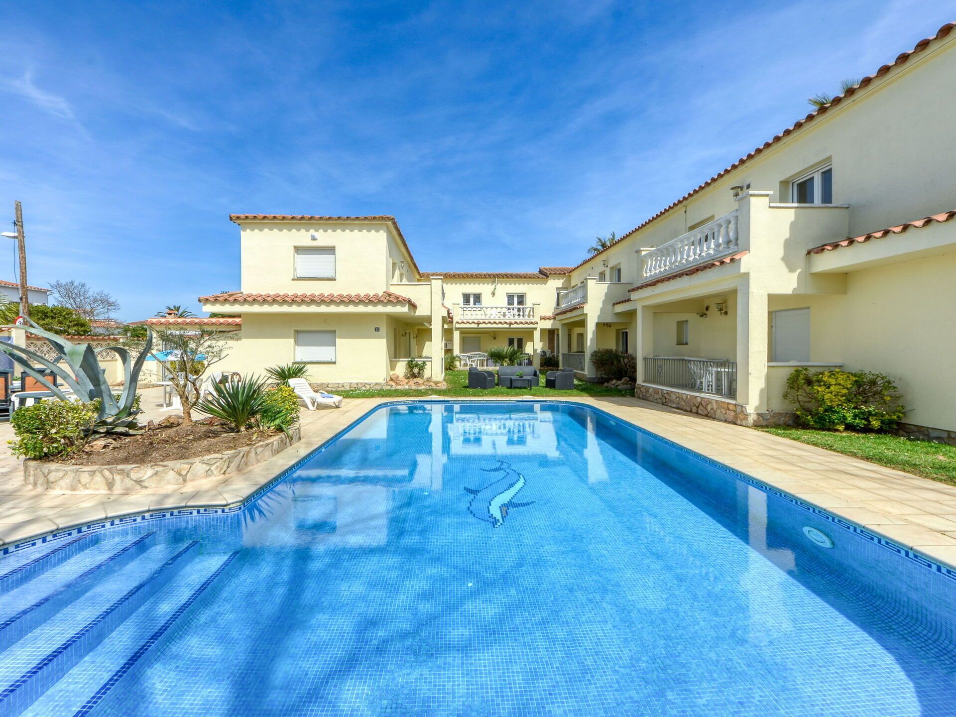 Himmel, Wolke, Wasser, Pflanze, Schwimmbad, Gebäude, Blau, Azurblau, Baum, Haus