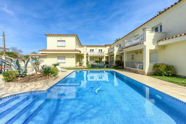 Himmel, Wolke, Wasser, Pflanze, Schwimmbad, Gebäude, Blau, Azurblau, Baum, Haus