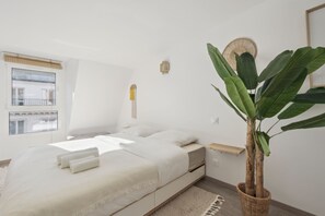 4 bedrooms, iron/ironing board, WiFi, bed sheets - Beautiful Triplex in Paris With Rooftop (Paris)