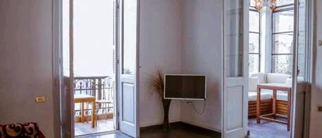 Classic Twin Room, City View | Soundproofing, free WiFi