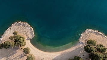 鄰近海灘、白沙