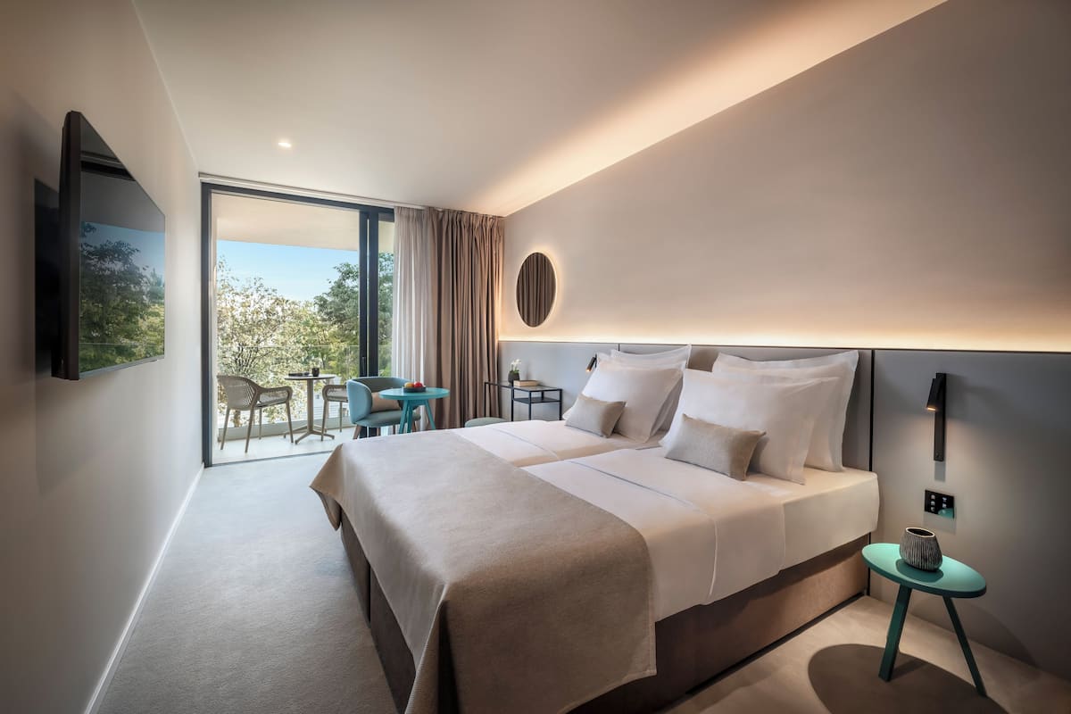 Minibar, in-room safe, soundproofing, WiFi (free)