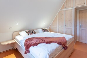 2 habitaciones, tabla de planchar con plancha y cuna de viaje 