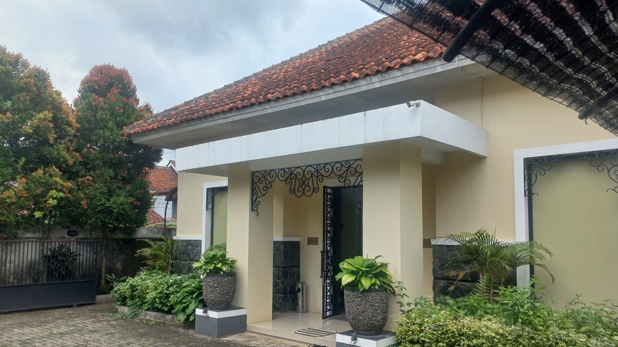 Capital O 93872 Natura Guest House Syariah Near alun alun kota purwokerto