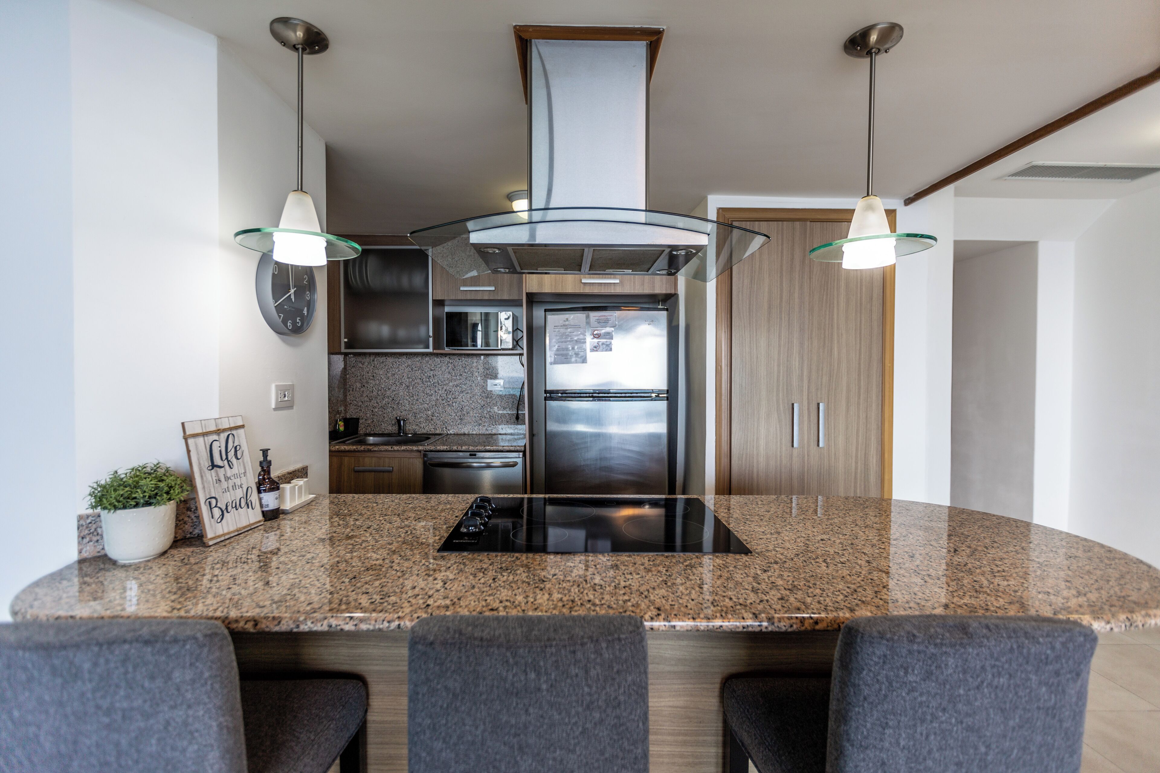 Réfrigérateur, micro-ondes, four, plaque de cuisson