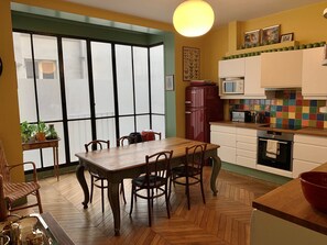 Kühlschrank, Mikrowelle, Ofen, Herdplatte