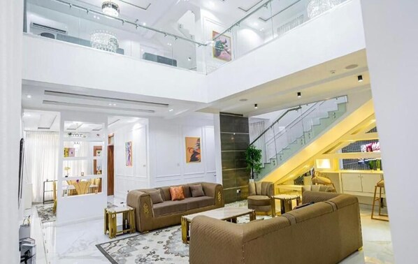 Presidential Villa | Living area - 6 bedroom mansion in lekki phase 1 (Lekki)