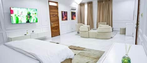 6 bedrooms, in-room safe, iron/ironing board, free WiFi