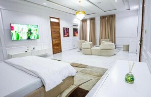 Presidential Villa | 6 bedrooms, in-room safe, iron/ironing board, free WiFi - 6 bedroom mansion in lekki phase 1 (Lekki)