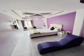 Kamar Double Mewah | Seprai premium, minibar, meja kerja, dan Wi-Fi gratis