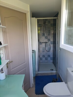 Douche, sèche-cheveux, serviettes fournies, savon