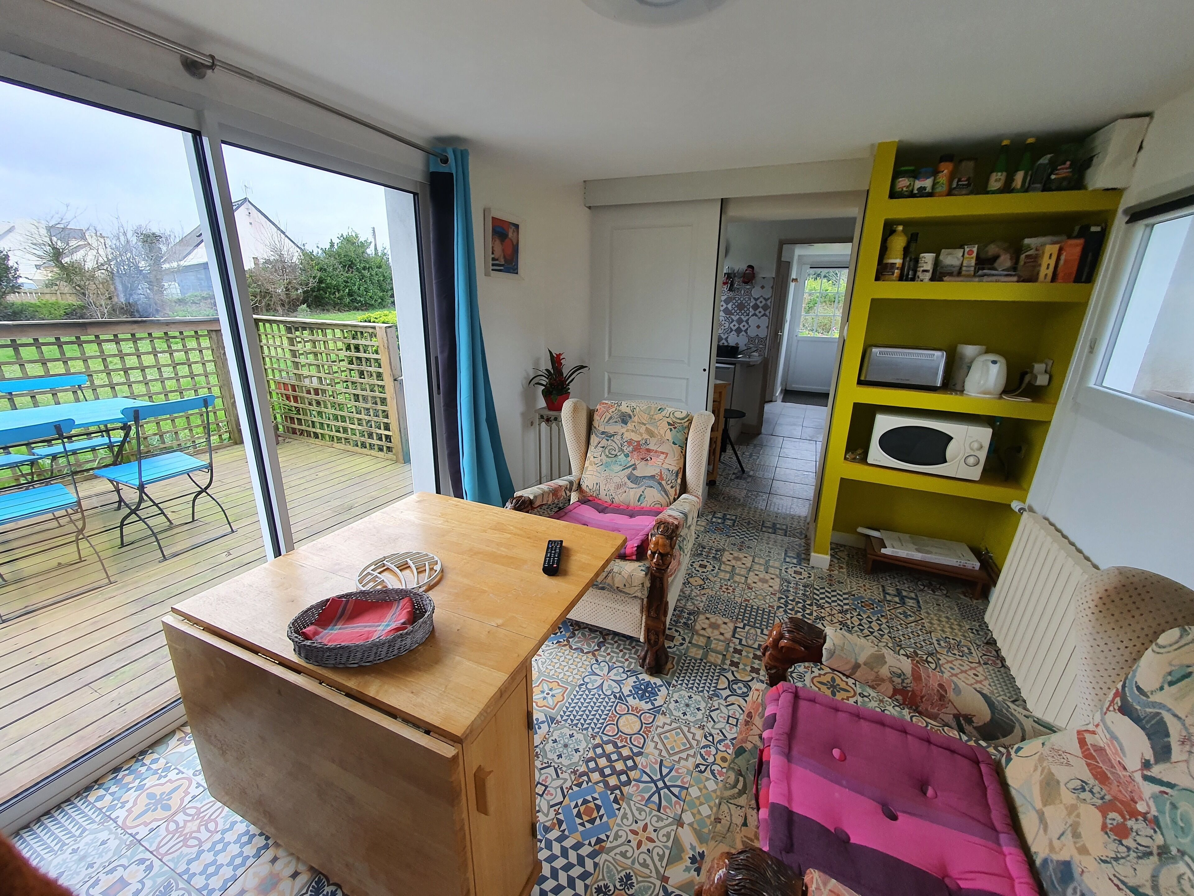 Télévision, lecteur de DVD, livres, vidéothèque