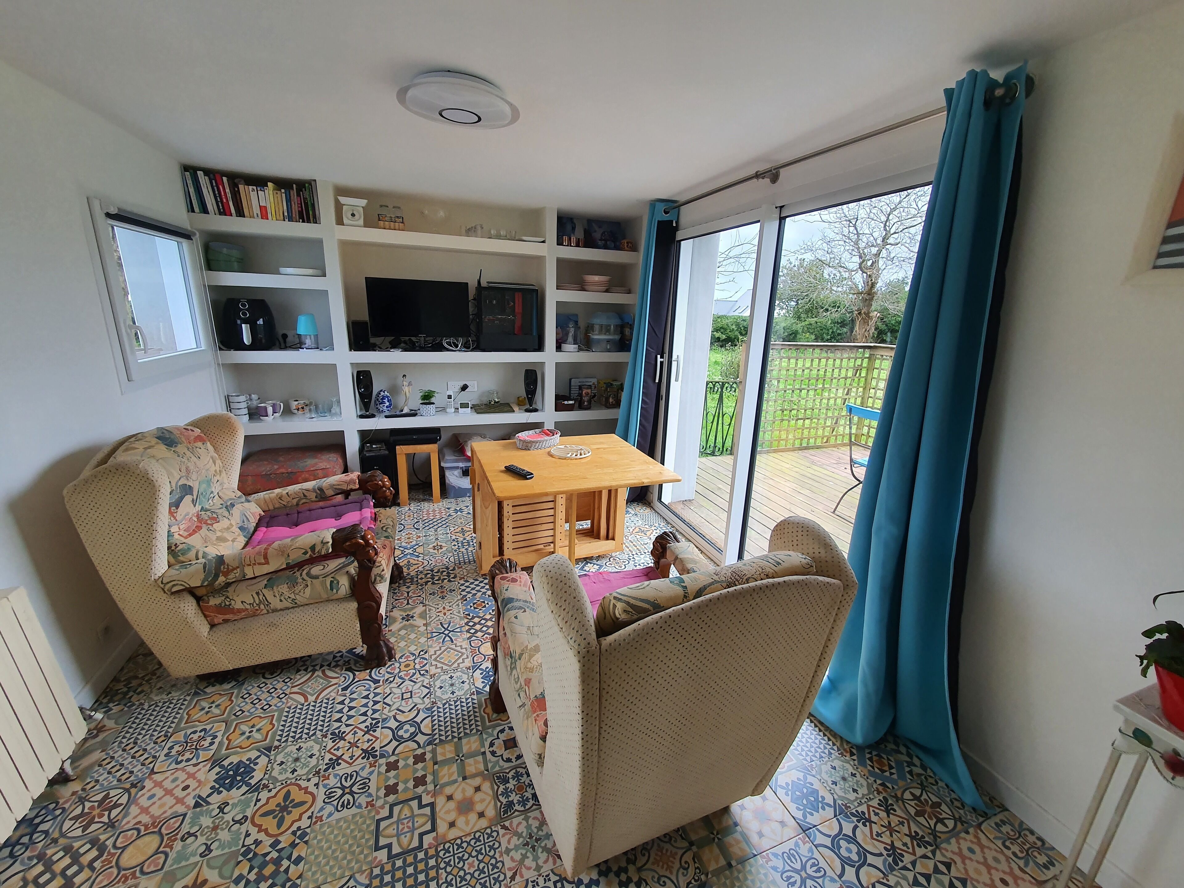 Televisión, reproductor de DVD, libros y videoteca 