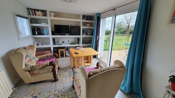 Fernseher, DVD-Player, Bücher, Videothek