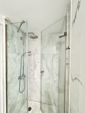 Shower, hair dryer, towels, soap - Hestia Sunflower - Chic Studio in Athens Center (Athina)