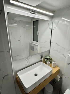 Dusj, hårføner, håndklær og såpe