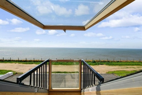 The Beach House Peacehaven, Brighton, East Sussex with free parking onsite