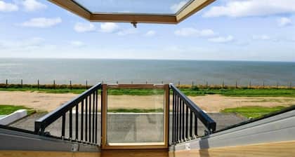 The Beach House Peacehaven, Brighton, East Sussex with free parking onsite