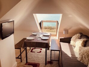 TV, DVD player, books - The Beach House Peacehaven, Brighton, East Sussex with free parking onsite (Peacehaven)