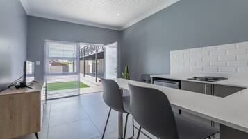 Chambre Confort avec lits jumeaux, vue piscine | Coin séjour