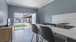 Comfort Twin Room, Pool View | Living area | 30-inch Smart TV with cable channels - Inkantu Self-catering Apartments (Cape Town)