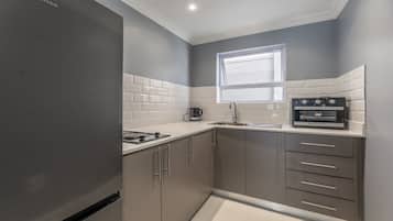 Appartement Affaires, 1 grand lit, vue piscine | Cuisine privée | Plaque de cuisson