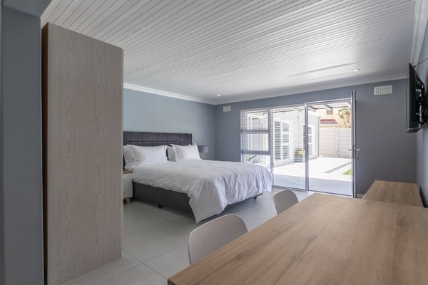 Business Apartment, 1 Queen Bed, Pool View | Desk, iron/ironing board, free WiFi, bed sheets