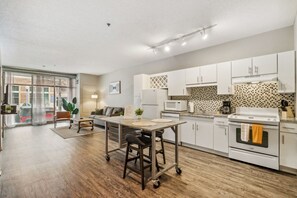 Kühlschrank, Mikrowelle, Ofen, Herdplatte